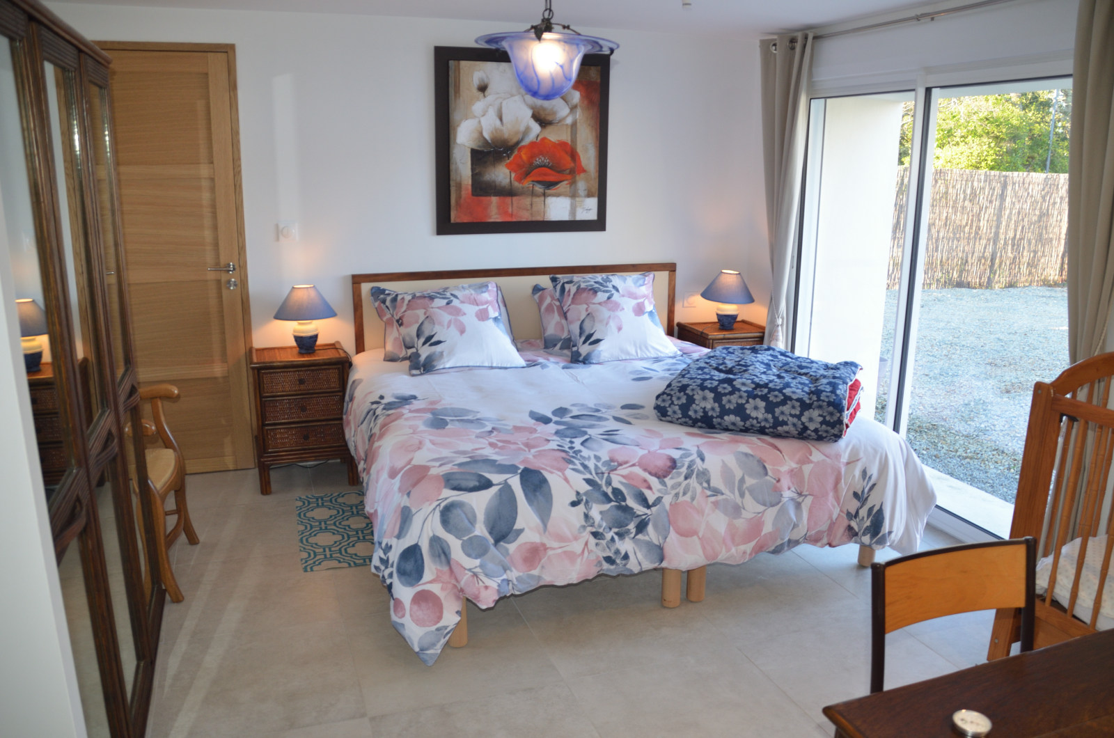 Chambre parentale avec salle de bain contiguë.